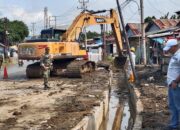 Babinsa Koramil 1311-09/Bahodopi Ikut Andil dalam Pembangunan Infrastruktur di Desa Fatufia