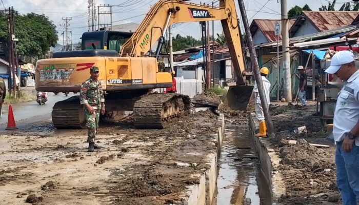 Babinsa Koramil 1311-09/Bahodopi Ikut Andil dalam Pembangunan Infrastruktur di Desa Fatufia