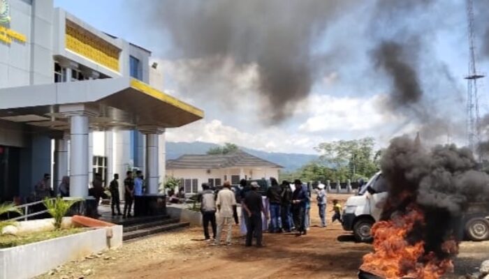 Kejari Morowali Didemo, Massa Desak Penangkapan Kades Nambo dan Ketua BPD