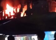 Babinsa dan Bhabinkamtibmas Bantu Penanganan Kebakaran Kos-kosan di Labota