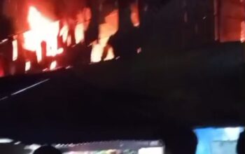 Babinsa dan Bhabinkamtibmas Bantu Penanganan Kebakaran Kos-kosan di Labota