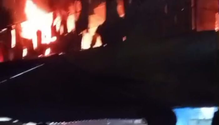 Babinsa dan Bhabinkamtibmas Bantu Penanganan Kebakaran Kos-kosan di Labota