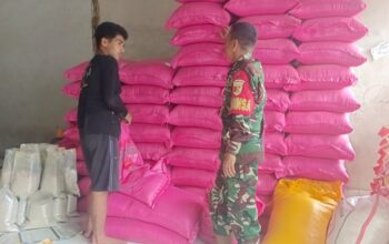 Babinsa Koramil 1311-09/Bahodopi Cek Harga Sembako di Desa Labota