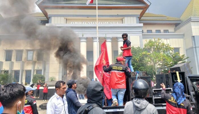 Demo Buruh Morowali: DPRD Teken Berita Acara Usai Ban Dibakar di Halaman Kantor