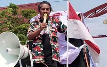 Warga Desa Topogaro dan Laskar Merah Putih Sampaikan Aspirasi di Polres Morowali