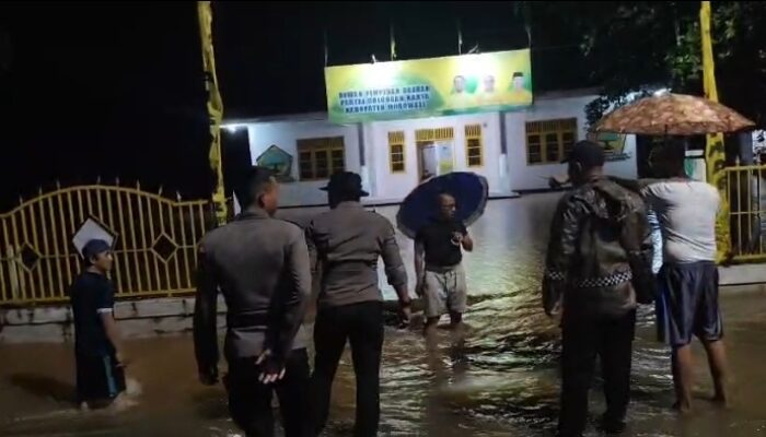 Bahu Membahu, Polisi dan Warga Morowali Bersihkan Sisa Material Banjir