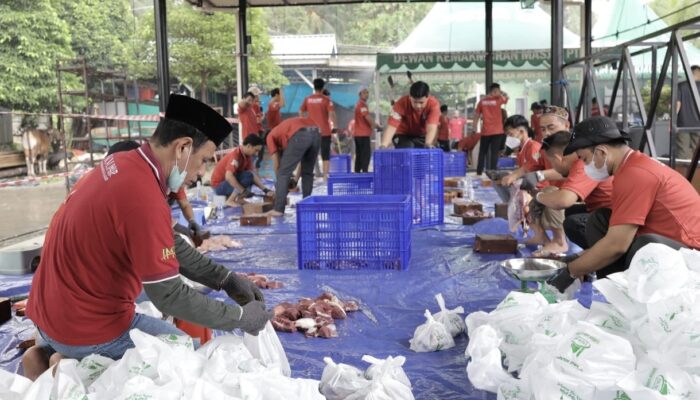 IMIP Salurkan 1.800 Paket Daging Kurban untuk Warga Bahodopi