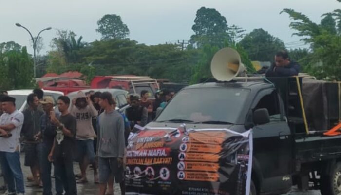 DEMO BESAR-BESARAN DI MOROWALI: PENGEMUDI DUMP TRUCK DAN ALIANSI BBM TUDING DISTRIBUSI SUBSIDI KACAU, DESAK COPOT PENGAWAS SPBU!