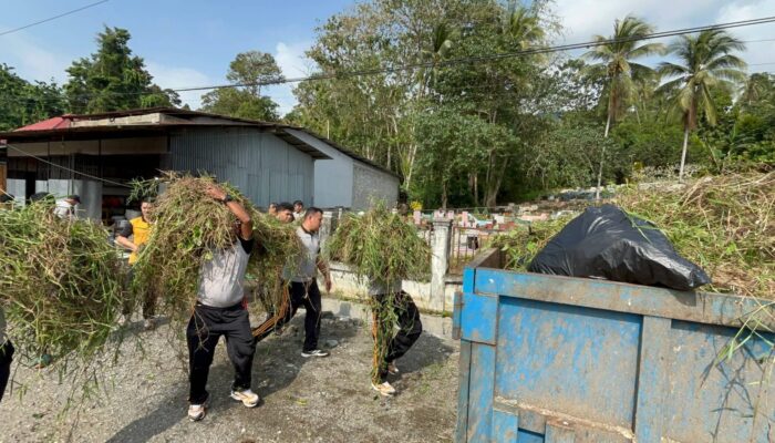 Polres Morowali Gelar Bakti Sosial Bersihkan Pemakaman Umum Sambut Hari Bhayangkara ke-80