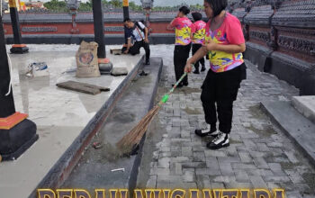 Polwan dan Satlantas Morowali Bersih-Bersih Tempat Ibadah Jelang HUT Bhayangkara ke-80