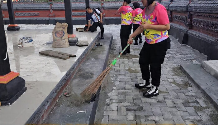 Polwan dan Satlantas Morowali Bersih-Bersih Tempat Ibadah Jelang HUT Bhayangkara ke-80