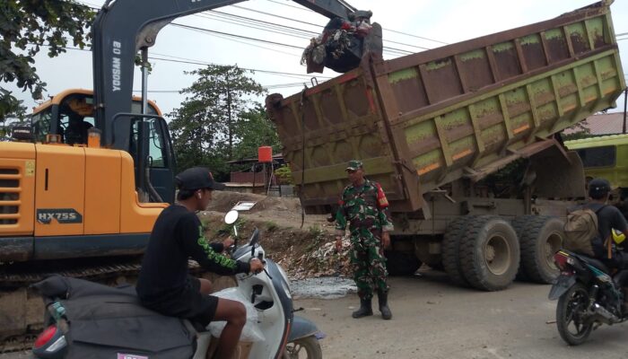Babinsa Bahodopi Turun Tangan! Pimpin Pembersihan Sampah di Bawah Conveyor Desa Fatufia