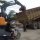 Babinsa Bahodopi Turun Tangan! Pimpin Pembersihan Sampah di Bawah Conveyor Desa Fatufia