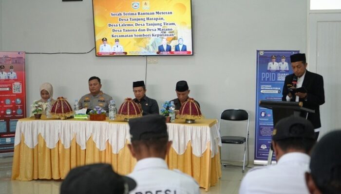 Bupati Morowali Serahkan Meteran Listrik Tahap Pertama untuk Lima Desa di Sombori Kepulauan