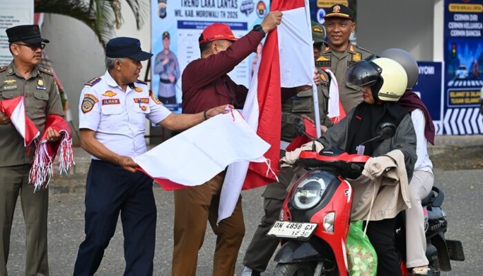 Kesbangpol Morowali Bagikan Bendera Merah Putih, Jelang HUT ke-81 RI