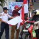 Kesbangpol Morowali Bagikan Bendera Merah Putih, Jelang HUT ke-81 RI