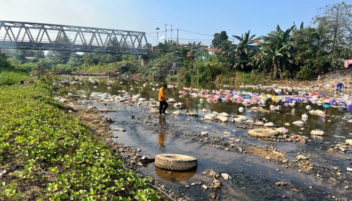 TNI-Polri Turun Langsung! Warga Bahodopi Gotong Royong Bersihkan Sungai