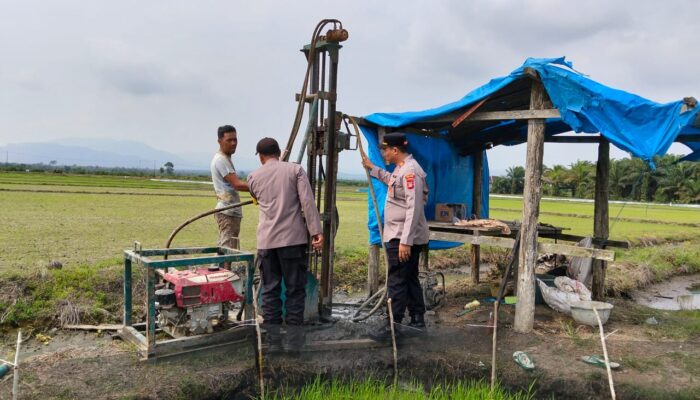 Tak Hanya Jaga Kamtibmas, Polsek Bumi Raya Bantu Petani Hadapi Kekeringan