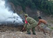 Sigap! Babinsa Koramil Bahodopi Padamkan Kebakaran Lahan di Desa Labota