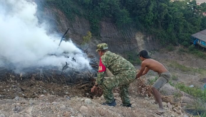 Sigap! Babinsa Koramil Bahodopi Padamkan Kebakaran Lahan di Desa Labota