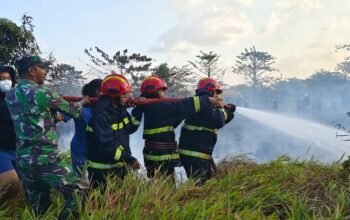 Gotong Royong! Koramil Bahodopi Bersama Warga & Security PT MSS Padamkan Kebakaran Lahan di Bahomakmur