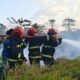 Gotong Royong! Koramil Bahodopi Bersama Warga & Security PT MSS Padamkan Kebakaran Lahan di Bahomakmur