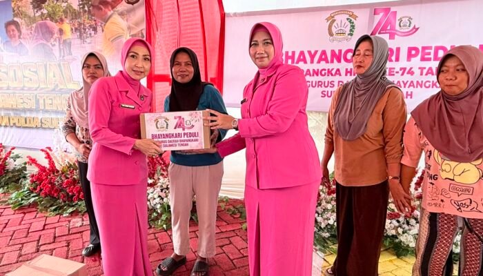 Bikin Haru Warga Bungku Tengah, Ketua Bhayangkari Sulteng Ny. Lina Nasri Bagi 100 Paket Sembako di Desa Bente