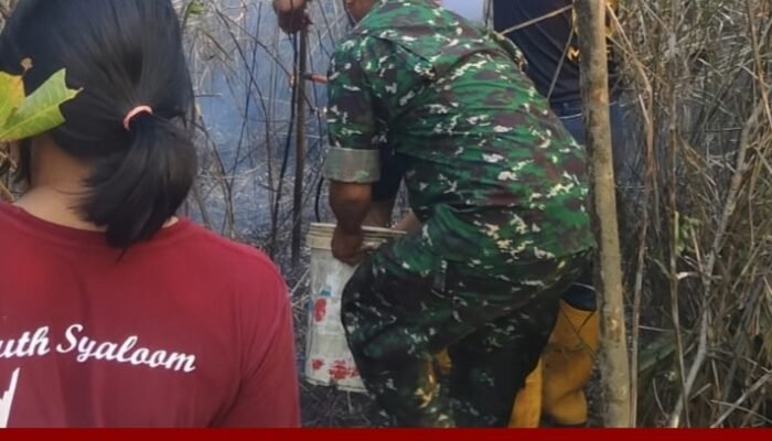 Gerak Cepat! Babinsa Bahodopi dan Warga Padamkan Kebakaran Lahan 2 Hektare